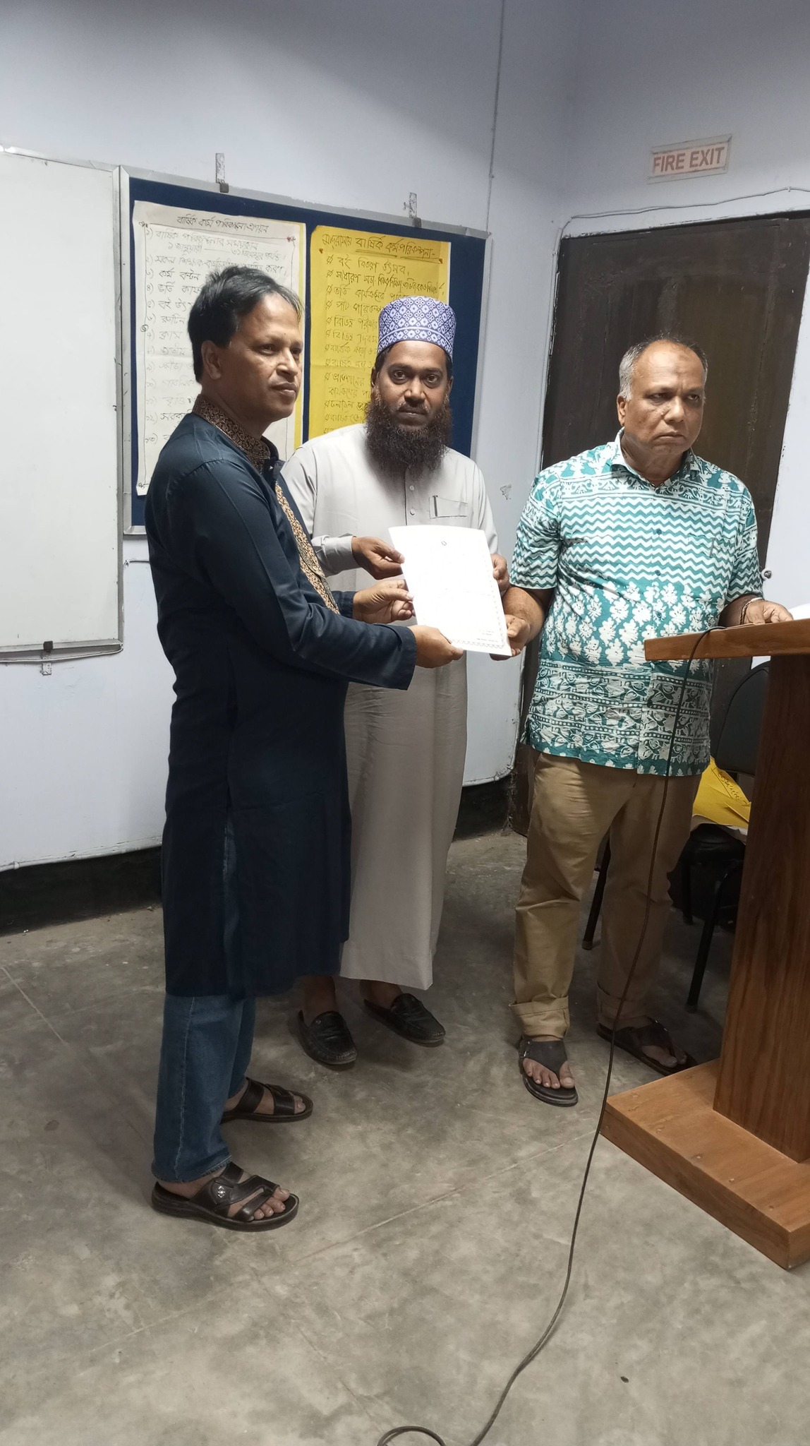 শিক্ষা প্রশাসন প্রশিক্ষণ শেষে সাফল্যের স্বীকৃতি অর্জন