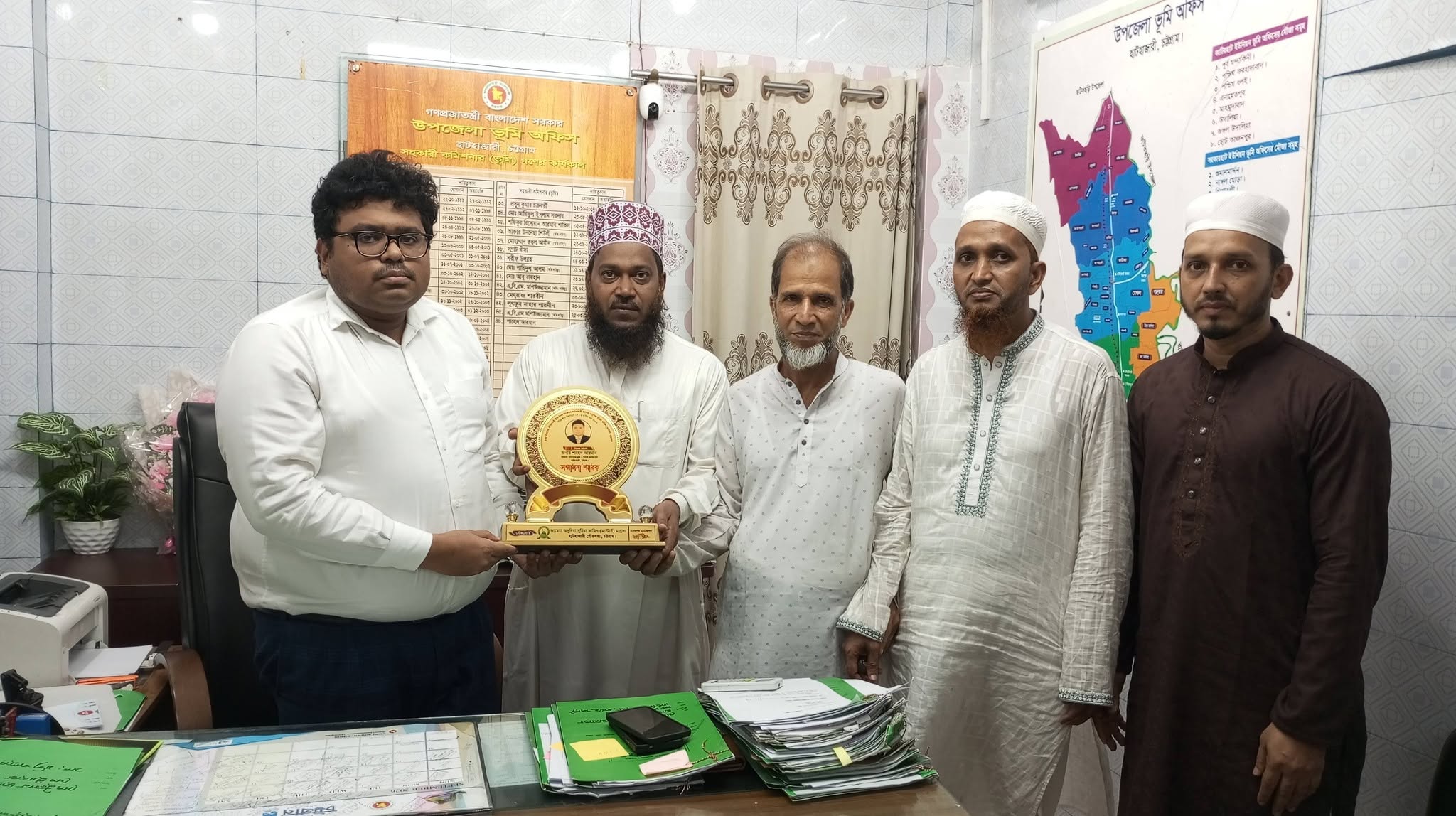 ঈদে মিলাদুন্নবী ও বার্ষিক সভা ২০২৬ উপলক্ষে বিশেষ অতিথিকে ক্রেস্ট প্রদান
